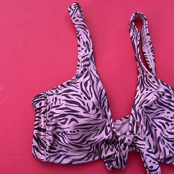 Womens or juniors size medium 4-6 xhilaration bathing suit top - Picture 2 of 7